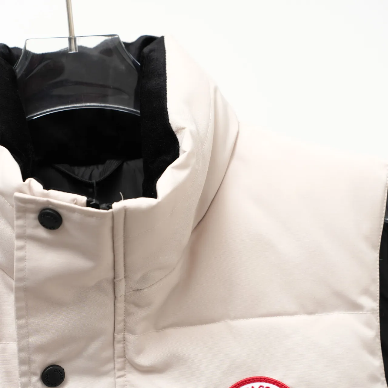 P340 CANADA GOOSE丨Canada Goose slanted pocket stand collar down vest Color: Off-white with red label Size: XS-XXL